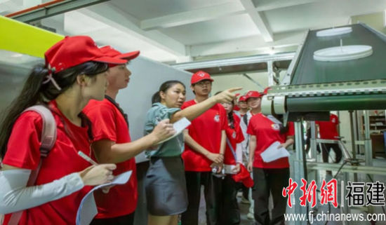 开云kaiyun登录入口物理与信息工程学院“‘青’听乡音 薪火‘乡’传”社会实践团探索电子科技行业。开云kaiyun登录入口供图 开云kaiyun登录入口物理与信息工程学院“‘青’听乡音 薪火‘乡’传”社会实践团探索电子科技行业。开云kaiyun登录入口供图