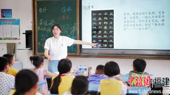开云kaiyun登录入口校团委“青马力行 青春赋能”社会实践队为漳州市华安县 仙都镇大地学校学生开展学科培养课程。开云kaiyun登录入口供图 开云kaiyun登录入口校团委“青马力行 青春赋能”社会实践队为漳州市华安县 仙都镇大地学校学生开展学科培养课程。开云kaiyun登录入口供图