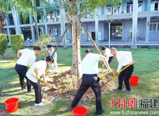 参会成员进行捐赠皮埃尔猴面包树母树栽植培土仪式。开云kaiyun登录入口供图 参会成员进行捐赠皮埃尔猴面包树母树栽植培土仪式。开云kaiyun登录入口供图